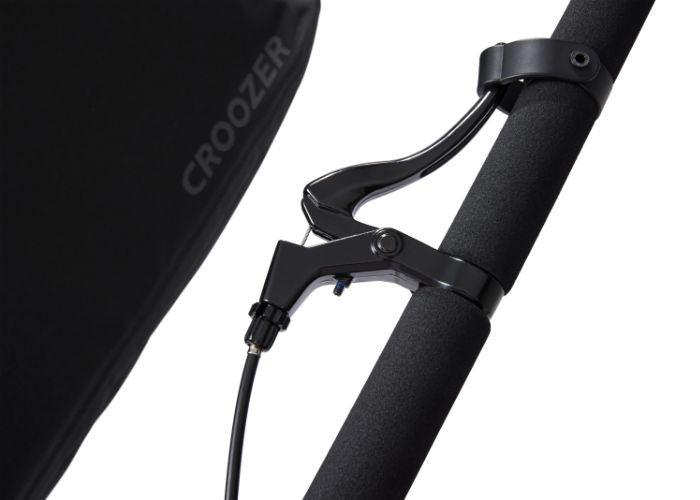 Close-up of Croozer Yuuna modular trailer handlebar with engaged hand brake system